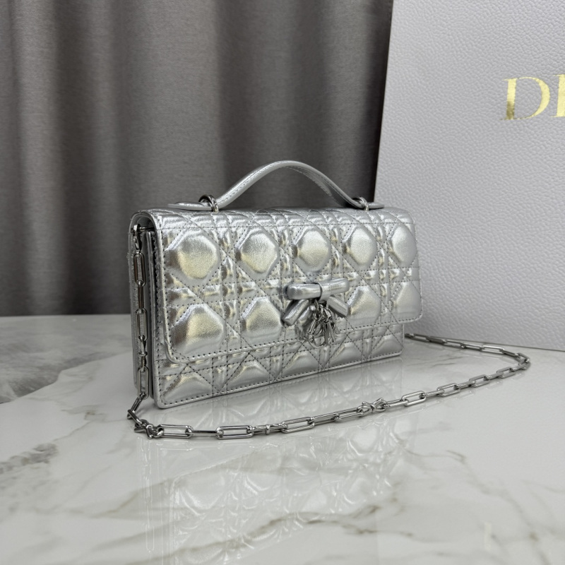 Мини-сумка кожаная серебристая с бантом Dior