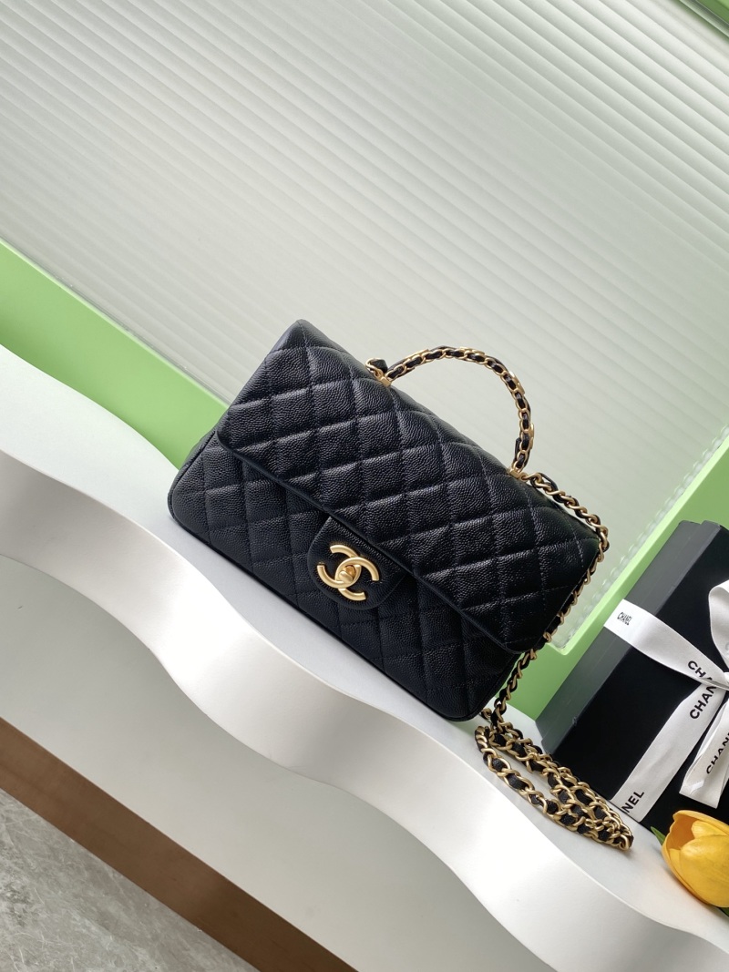 Черная сумка из зернистой кожи с золотой фурнитурой Chanel