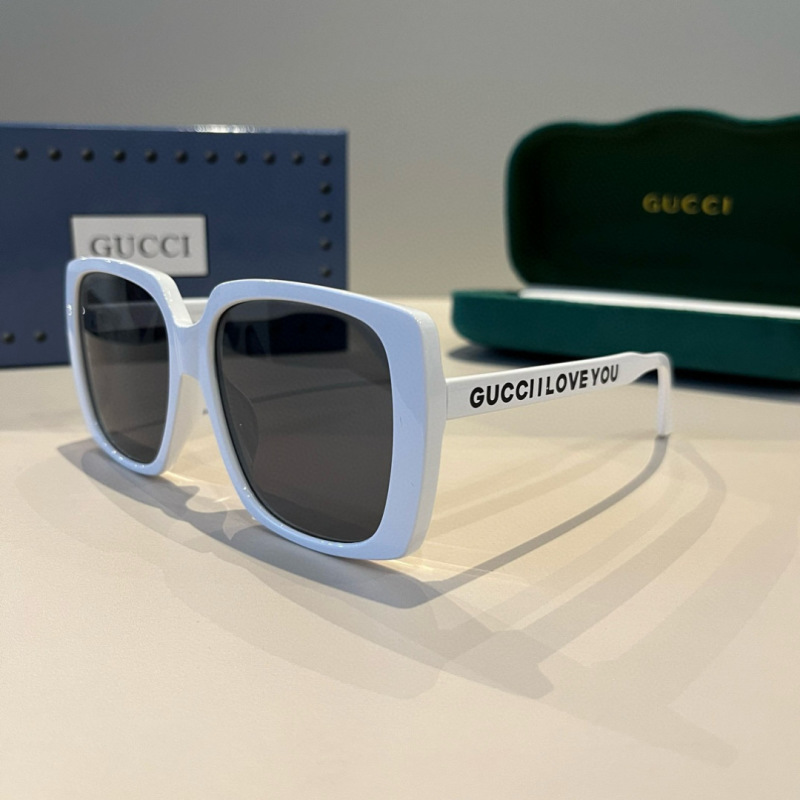 Солнцезащитные очки Gucci белые с надписью I LOVE YOU