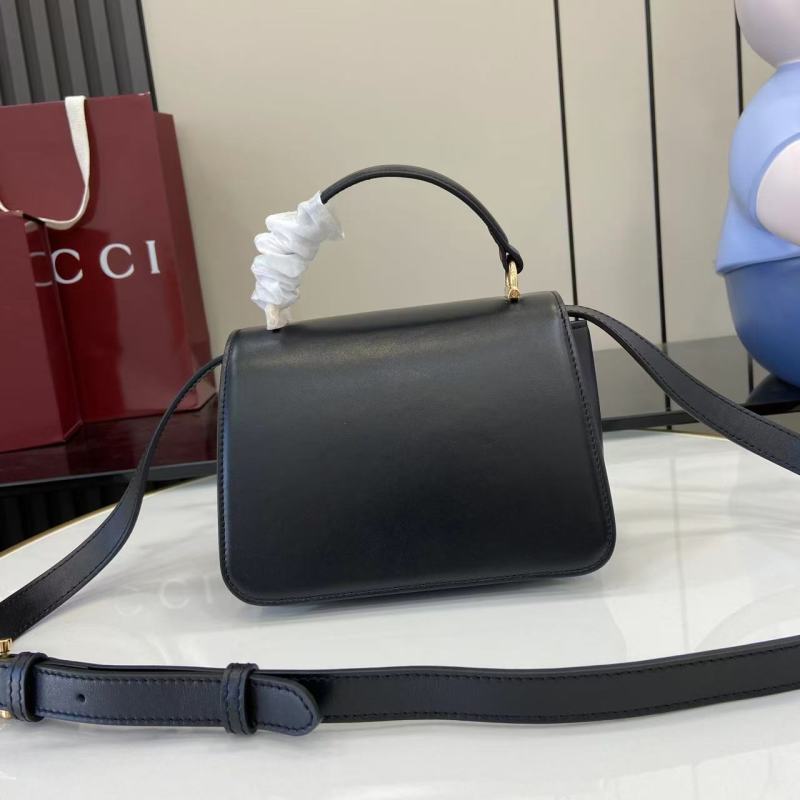 Черная кожаная сумка Gucci с золотой фурнитурой