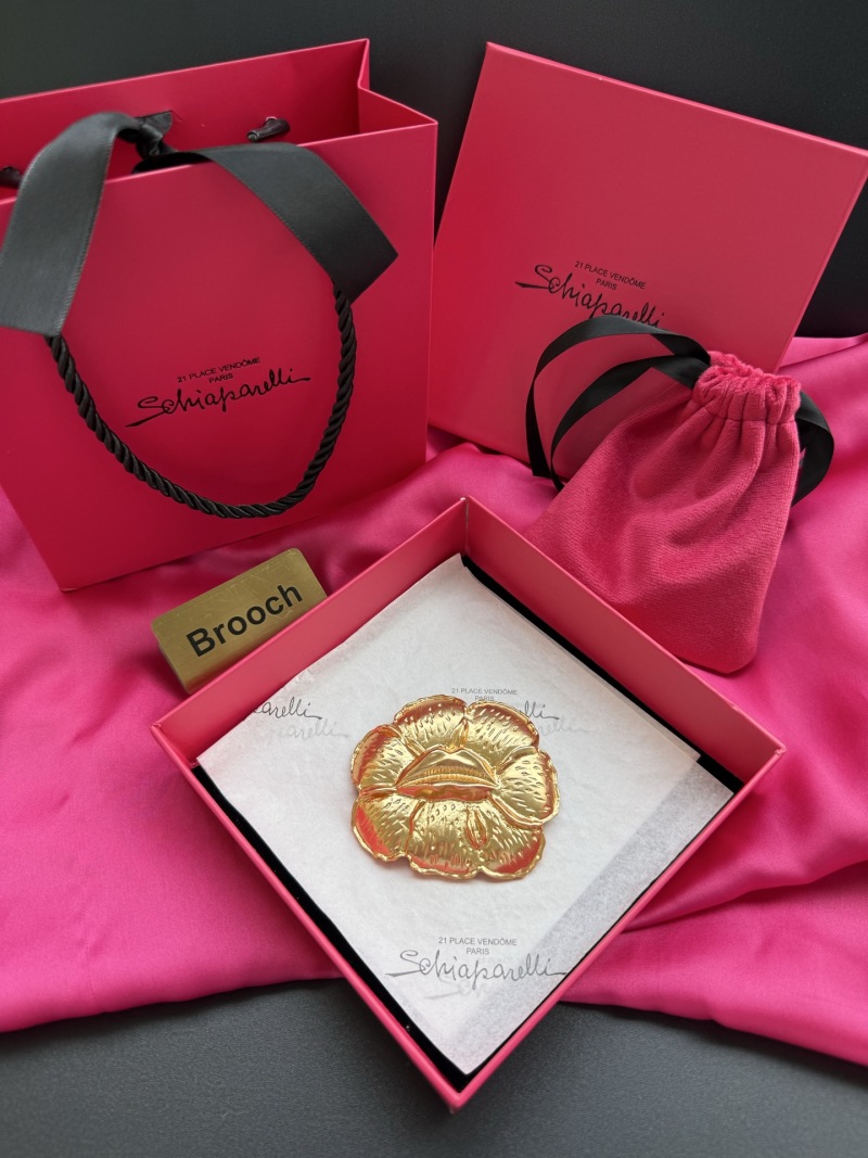 Брошь в виде цветка с губами Schiaparelli