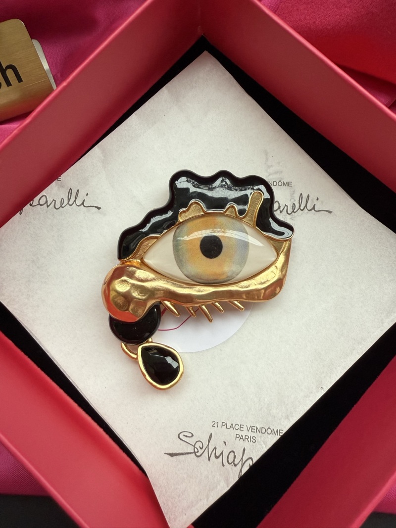 Брошь в виде глаза Schiaparelli