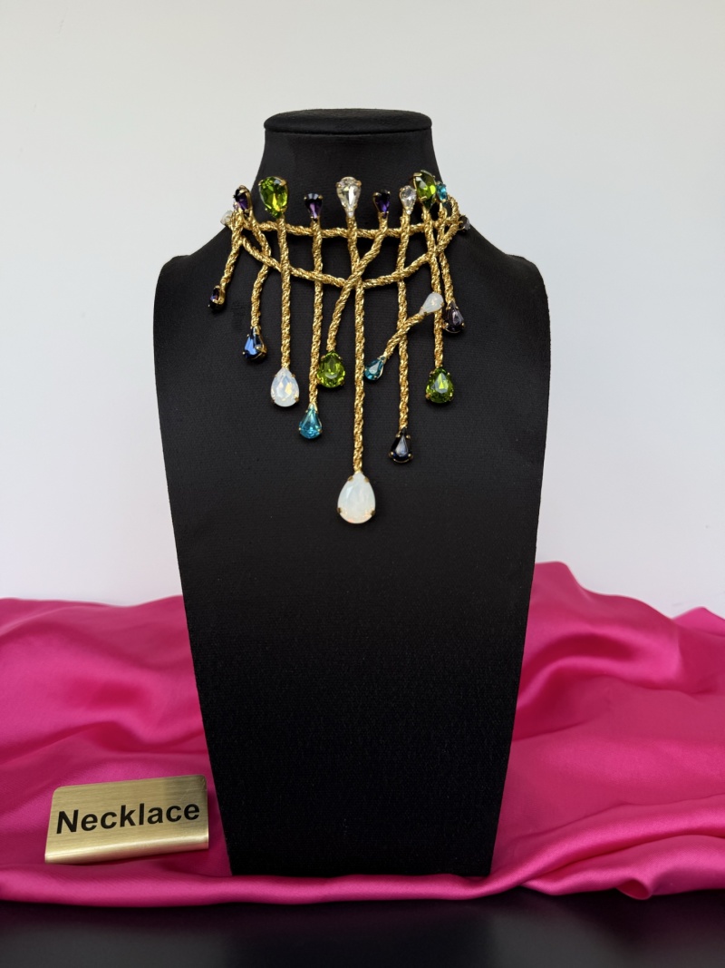 Колье с кристаллами и подвесками Schiaparelli