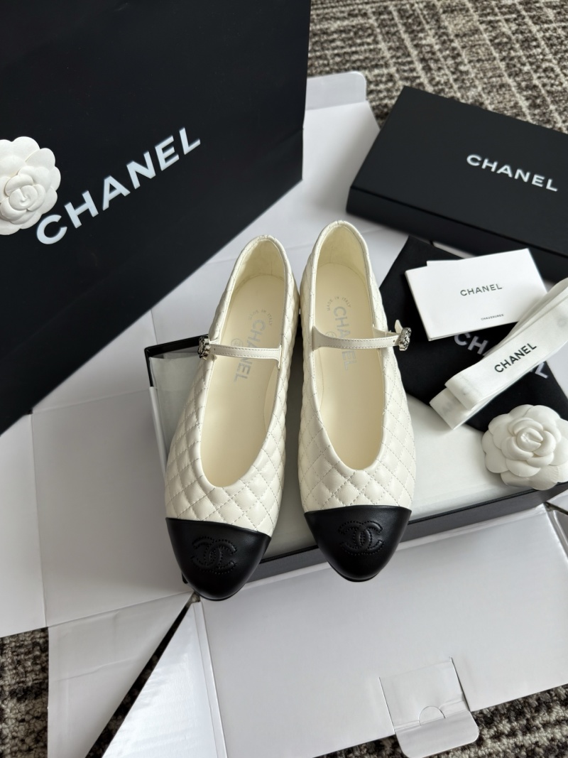Женские балетки с тиснением и декоративным ремешком Chanel
