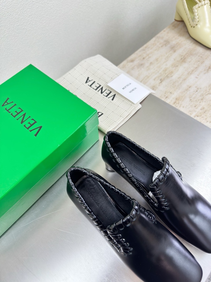 Женские туфли на каблуке черные с плетеным декором Bottega Veneta