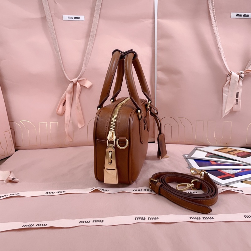 Сумка Miu Miu кожаная коричневая с ручками