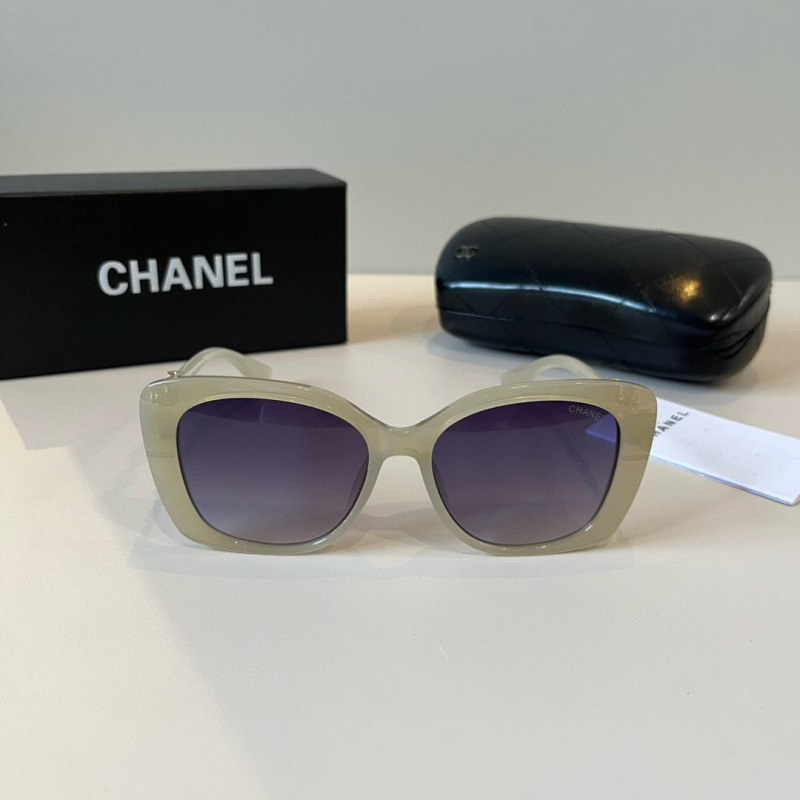 Солнцезащитные очки в светлой оправе Chanel