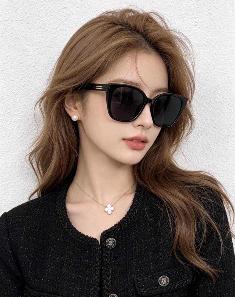Квадратные солнцезащитные очки в черной оправе Gucci