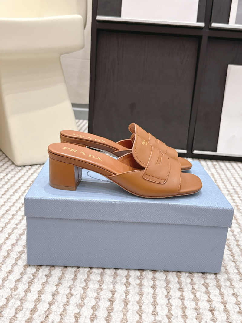 Женские кожаные босоножки на толстой подошве Prada