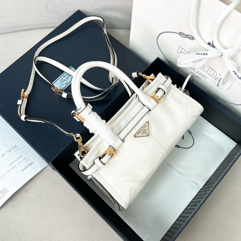Ручная сумка Prada LuxSoft Bonnie Mini белого цвета