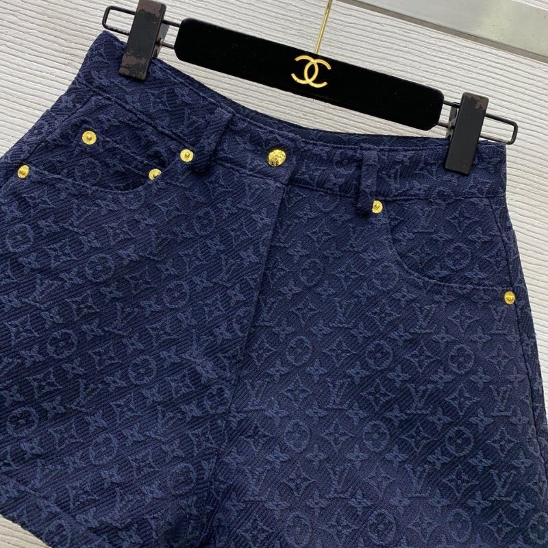 Женские джинсовые шорты с фактурным рисунком и золотистыми заклёпками Louis Vuitton