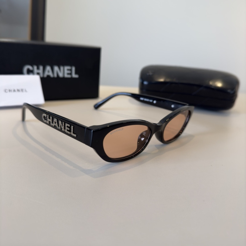 Солнцезащитные очки Chanel черные