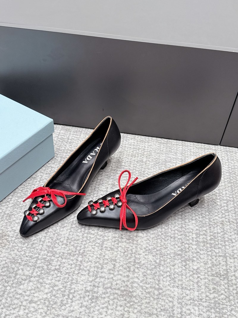 Черные женские туфли на каблуке с красными бантами Prada