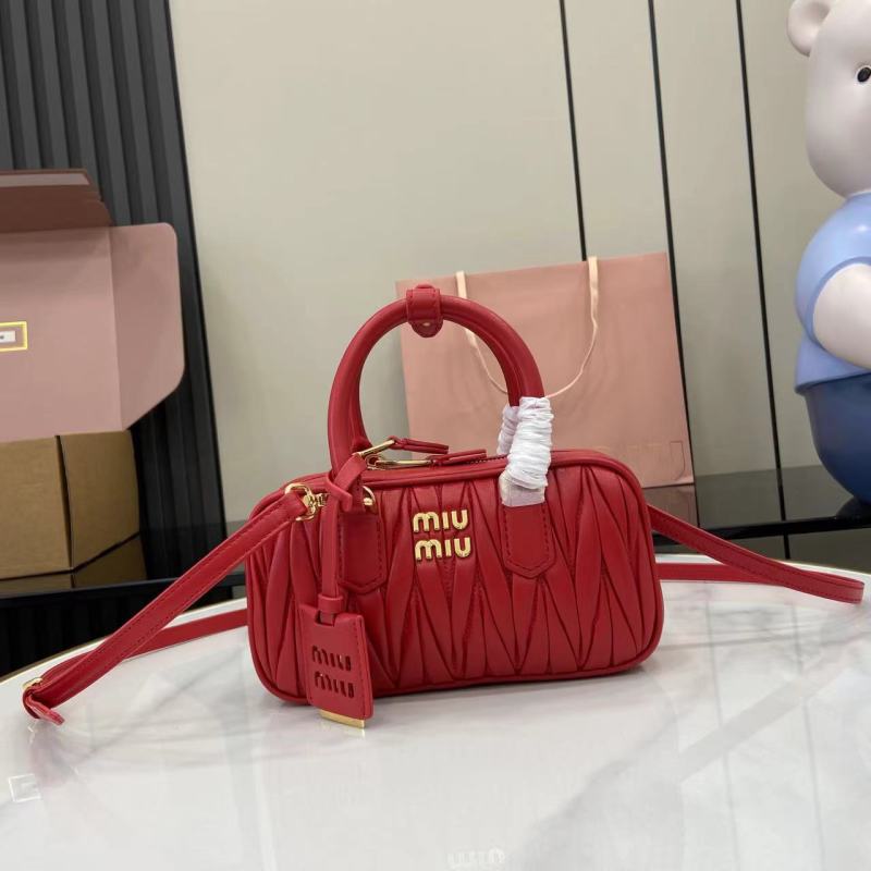 Мини-сумка Miu Miu красная с ручкой