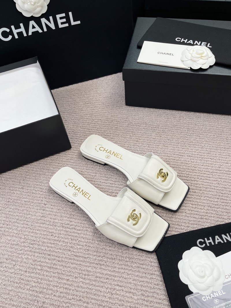 Мюли женские кожаные белые с декоративной пряжкой Chanel