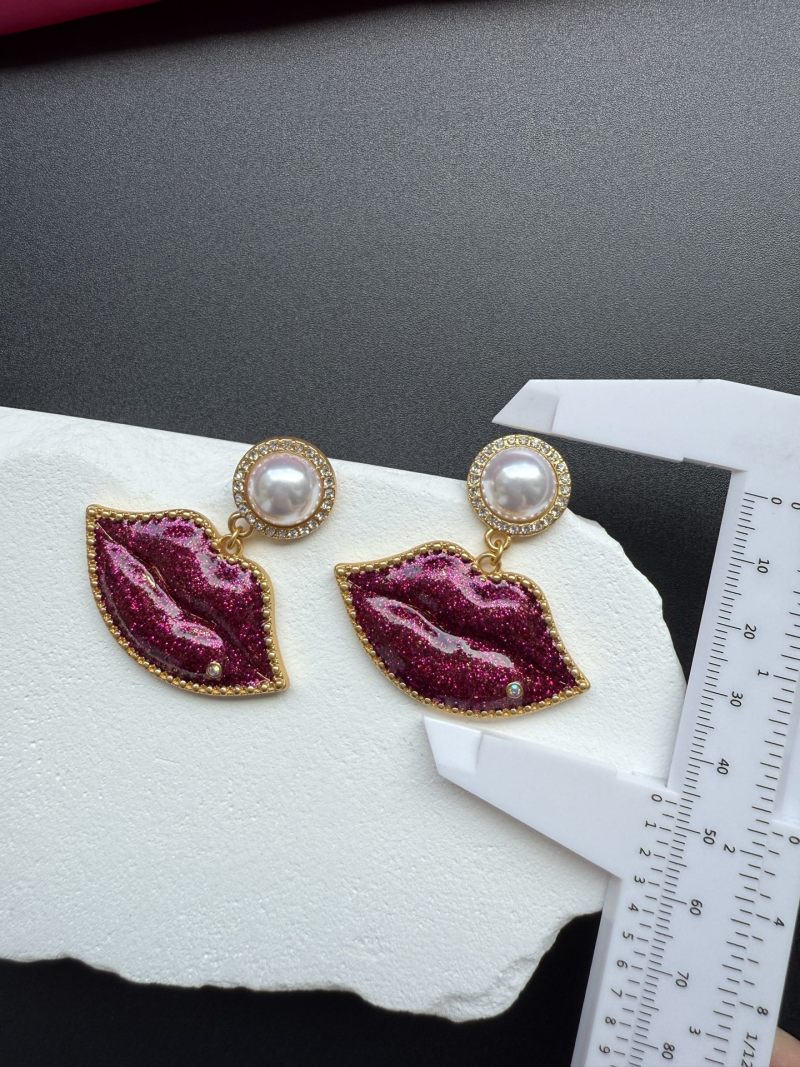 Серьги в форме губ с жемчугом Schiaparelli