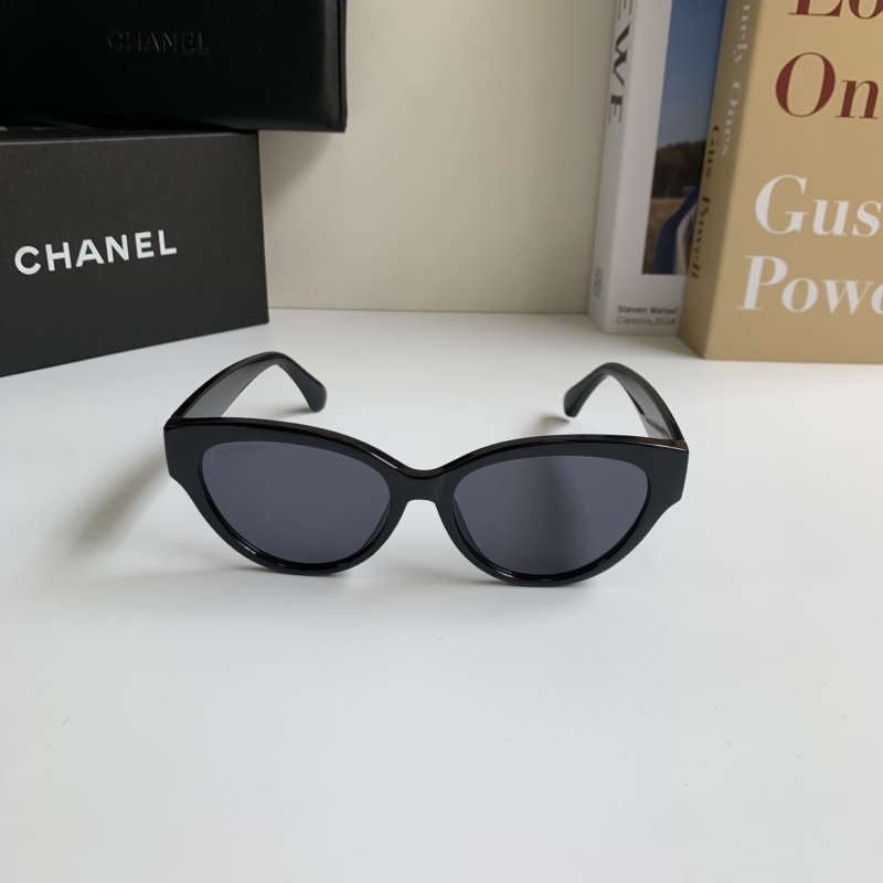 Солнцезащитные очки Chanel черного цвета