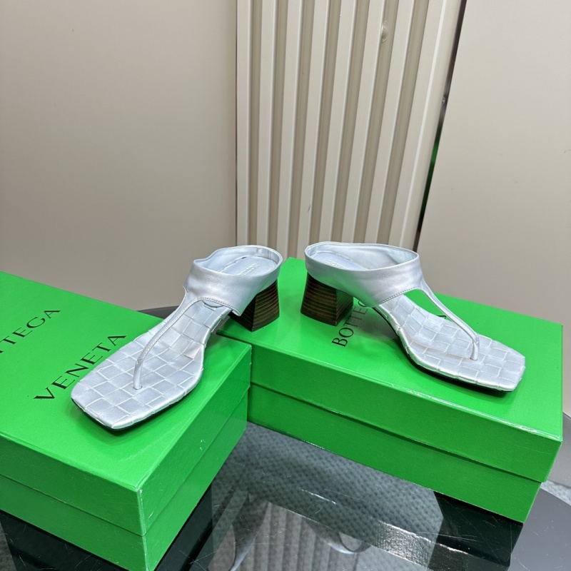 Женские кожаные сандалии с вплетением и заклепкой Bottega Veneta