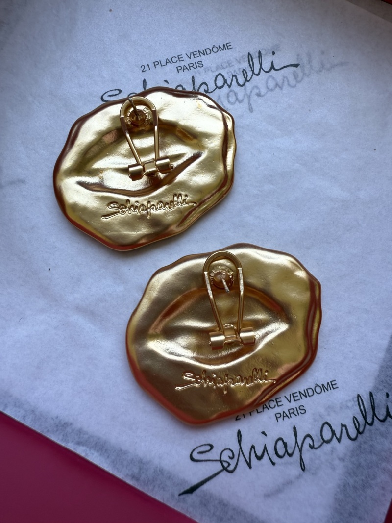 Серьги в форме губ Schiaparelli