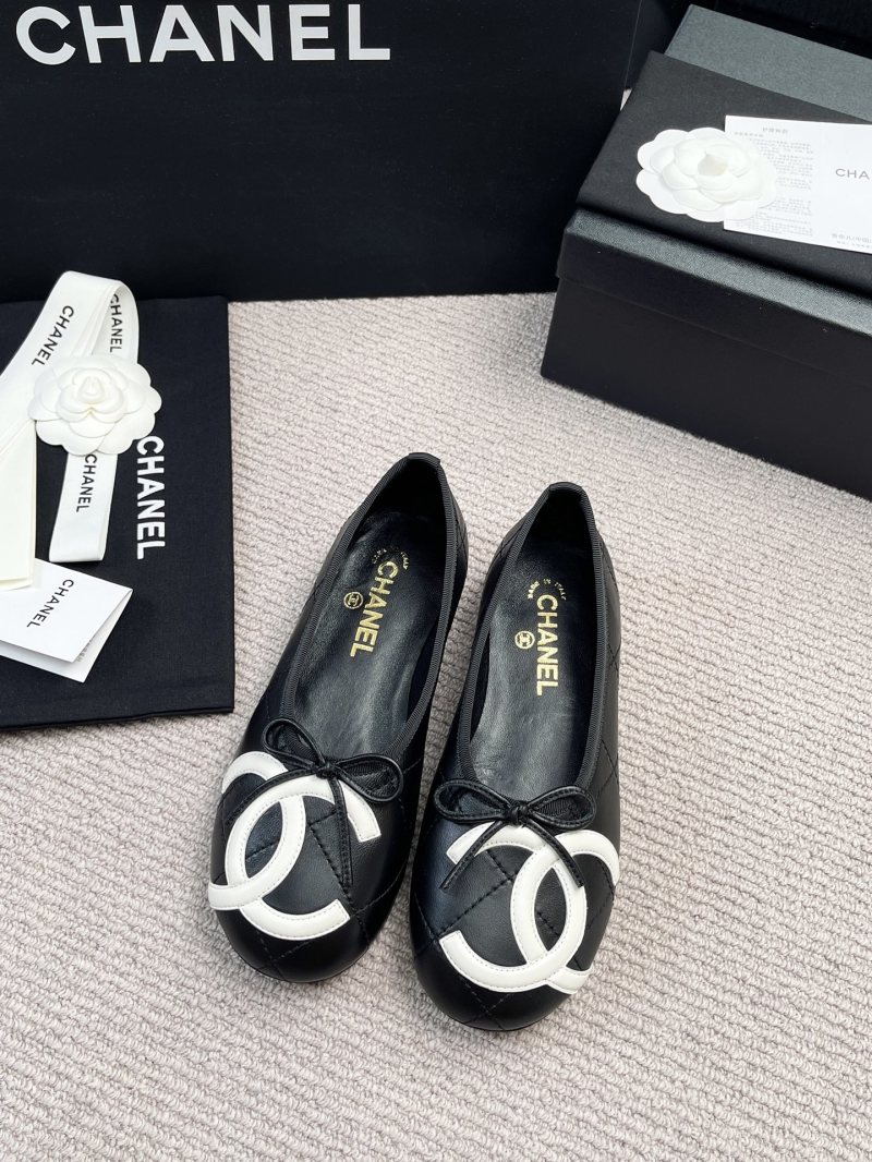 Женские лоферы с декоративным логотипом Chanel