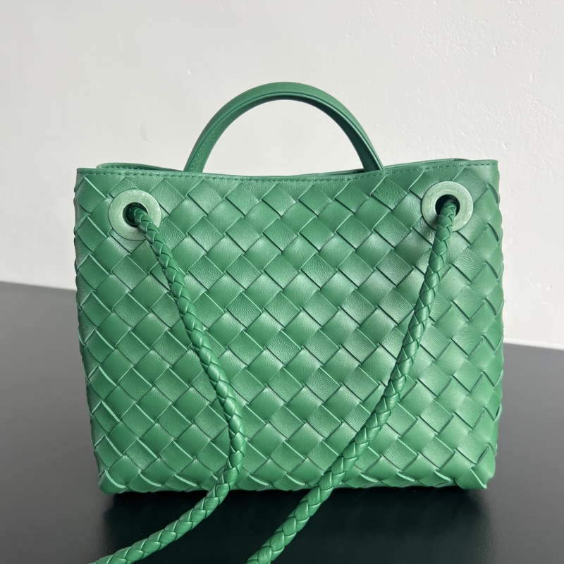 Сумка Bottega Veneta с кожаным плетением и золотой фурнитурой