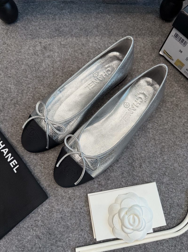 Женские балетки Chanel серебристые с черным носком