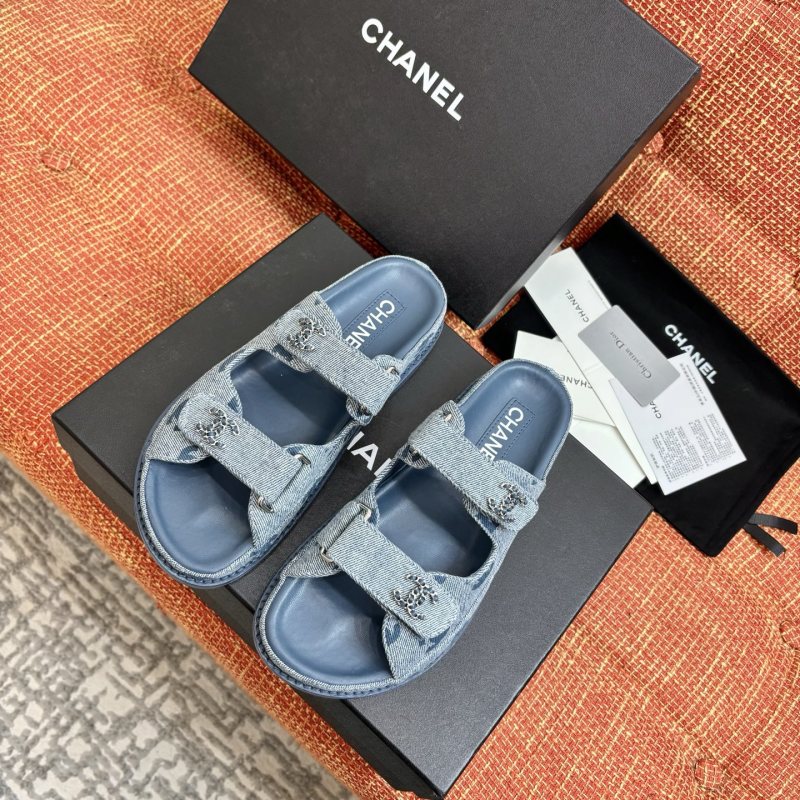 Женские синие босоножки-слайды с декором Chanel