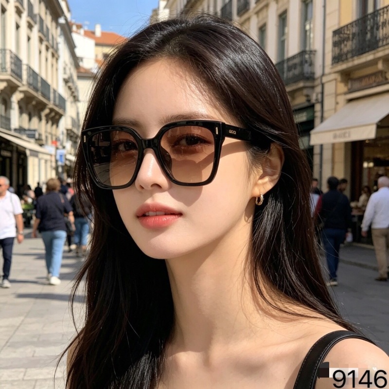 Женские солнцезащитные очки в черной оправе Gucci