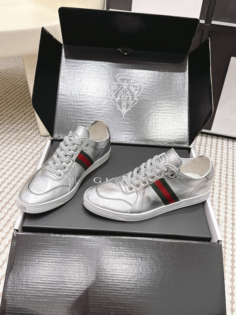 Серебристые кроссовки Gucci с красно-зеленой полосой