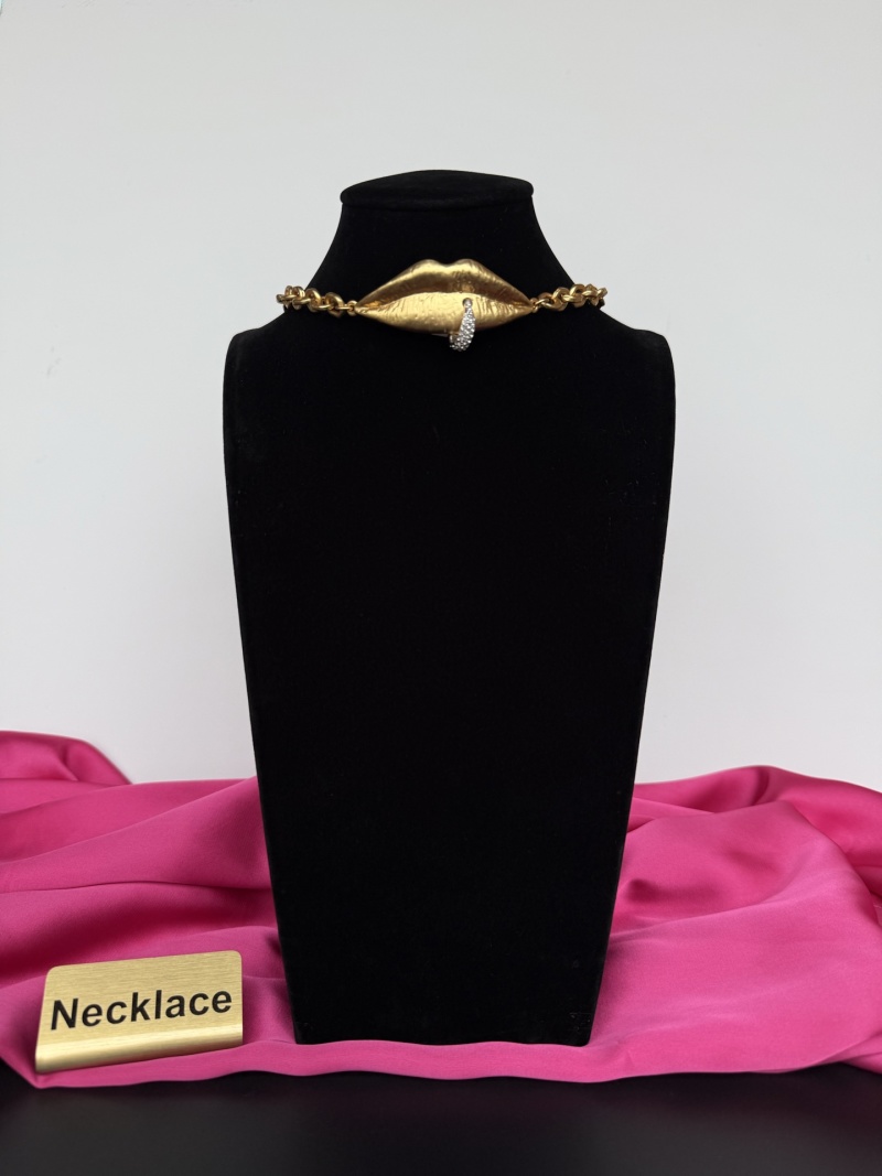 Золотистое колье в виде губ Schiaparelli