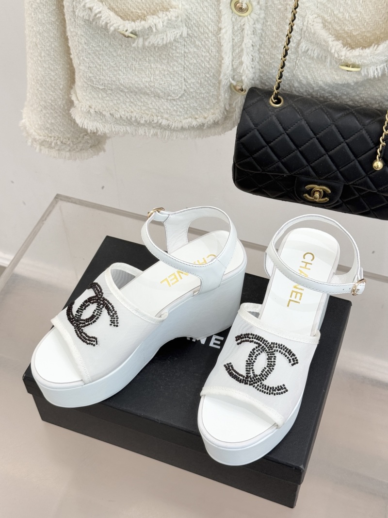 Женские белые босоножки на платформе с бисерной отделкой Chanel