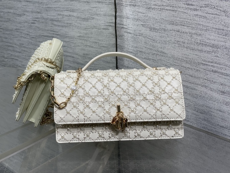 Женская сумка Dior с жемчужной отделкой