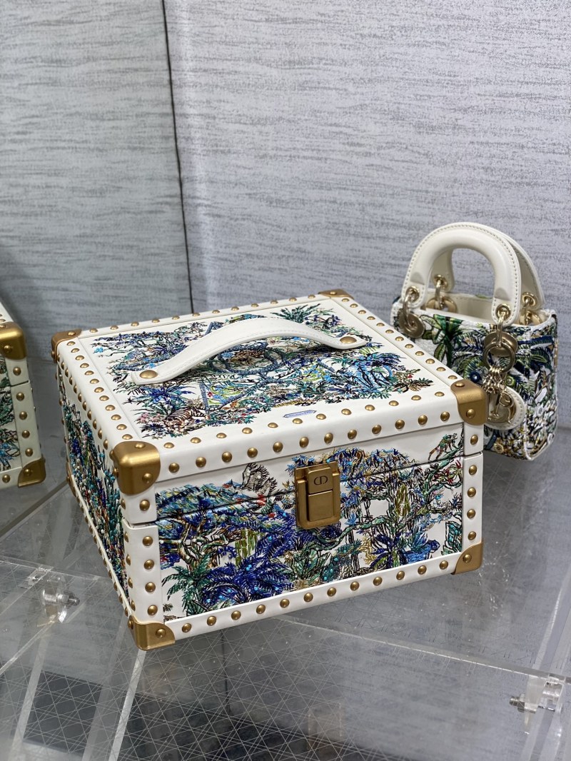 Сумка Dior Lady Dior с вышивкой