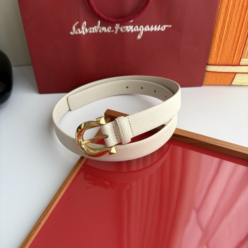 Белый женский ремень с золотой пряжкой в форме подковы Ferragamo