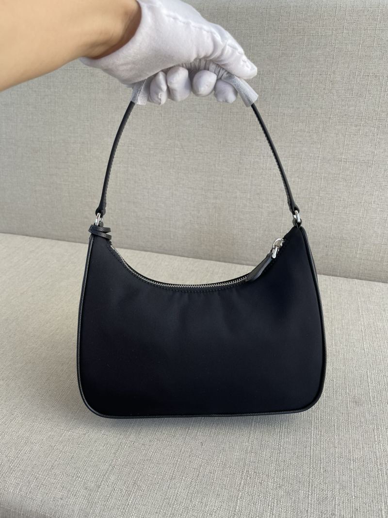 Черная сумка Prada Re-Edition 2005 из нейлона