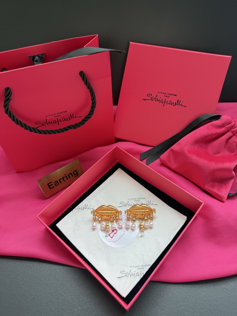 Серьги Schiaparelli в виде губ с подвесками