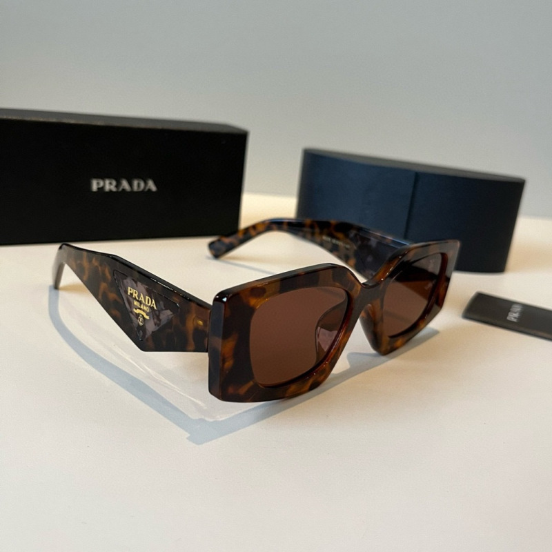 Солнцезащитные очки Prada