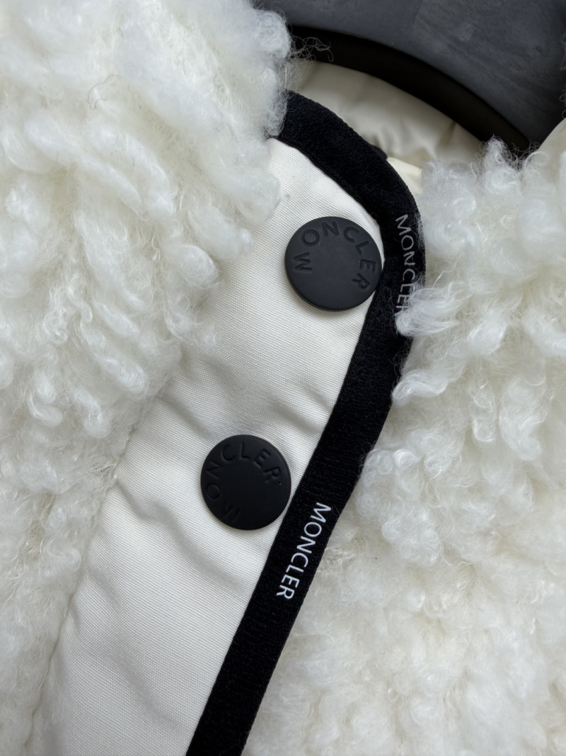 Белая куртка Moncler с подкладкой