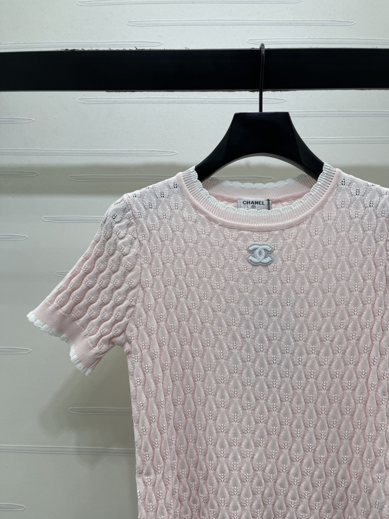 Женский розовый вязаный топ с декоративной эмблемой Chanel