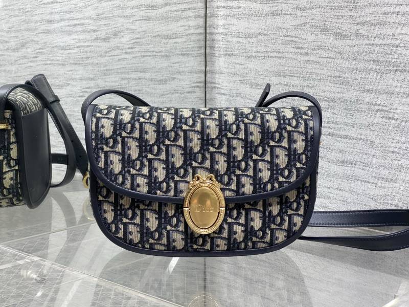 Сумка Dior с монограммой и золотой фурнитурой