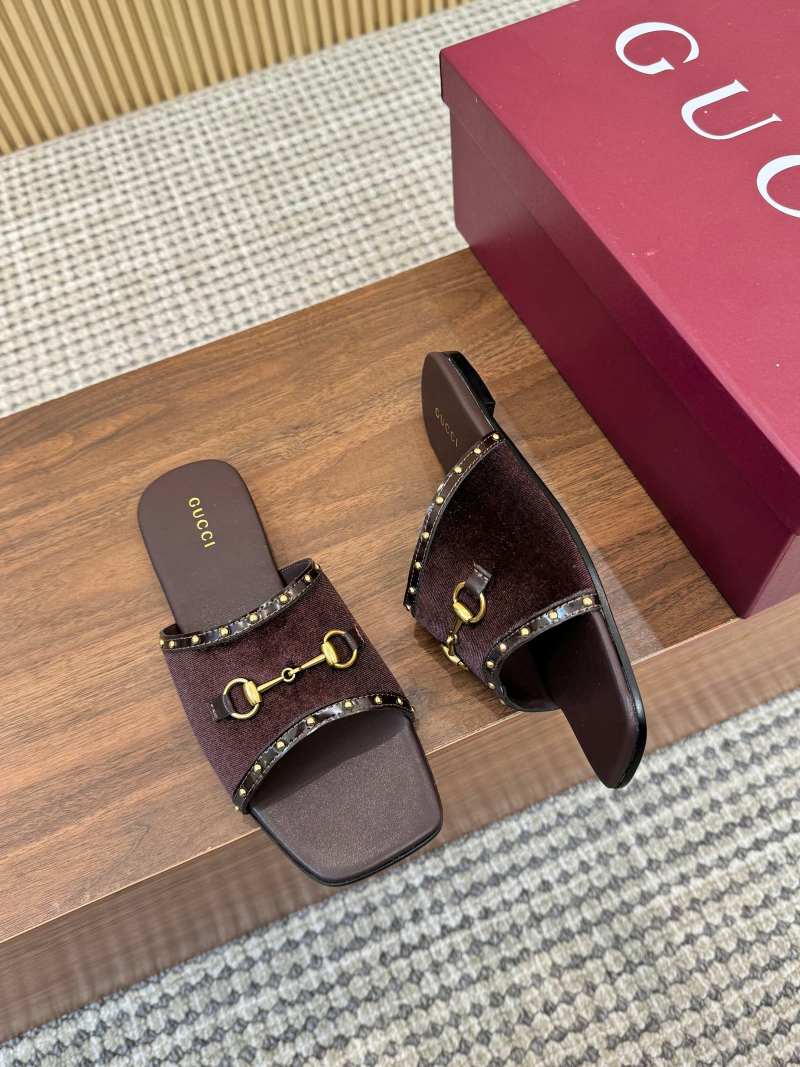 Бордовые сабо с декором в виде удила и золотыми заклепками Gucci