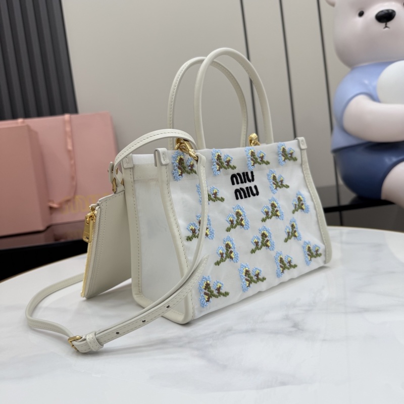 Сумка Miu Miu с цветочной вышивкой, белая