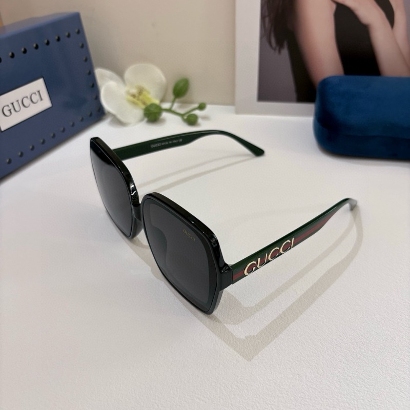 Солнцезащитные очки Gucci в крупной черной оправе