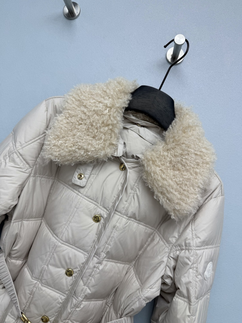 Пуховик Moncler с меховым воротником