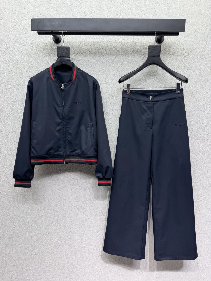 Спортивный костюм Gucci с красной тесьмой