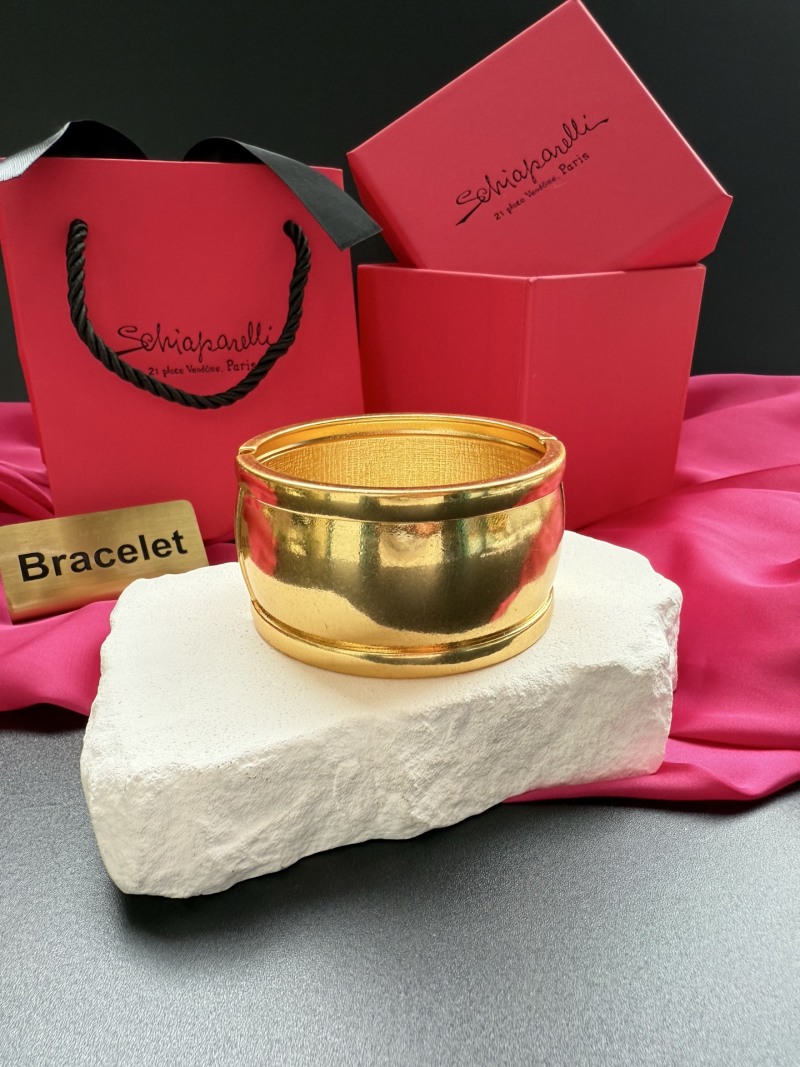 Золотистый браслет Schiaparelli