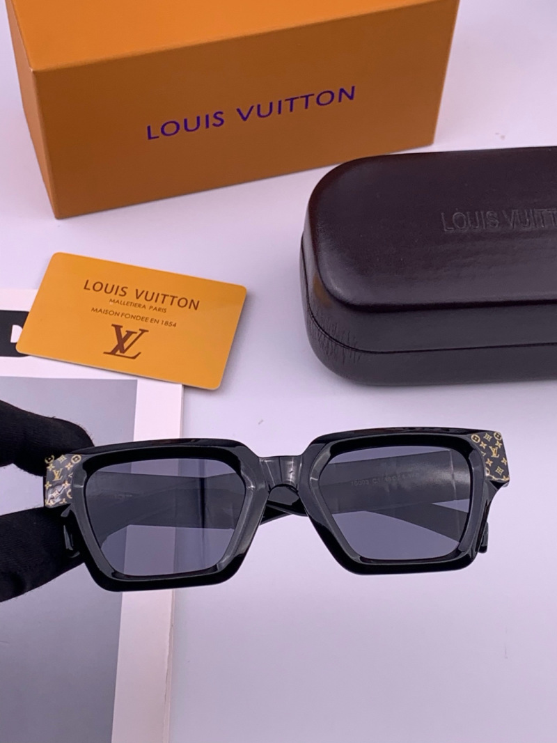 Черные солнцезащитные очки большого размера с золотым декором Louis Vuitton