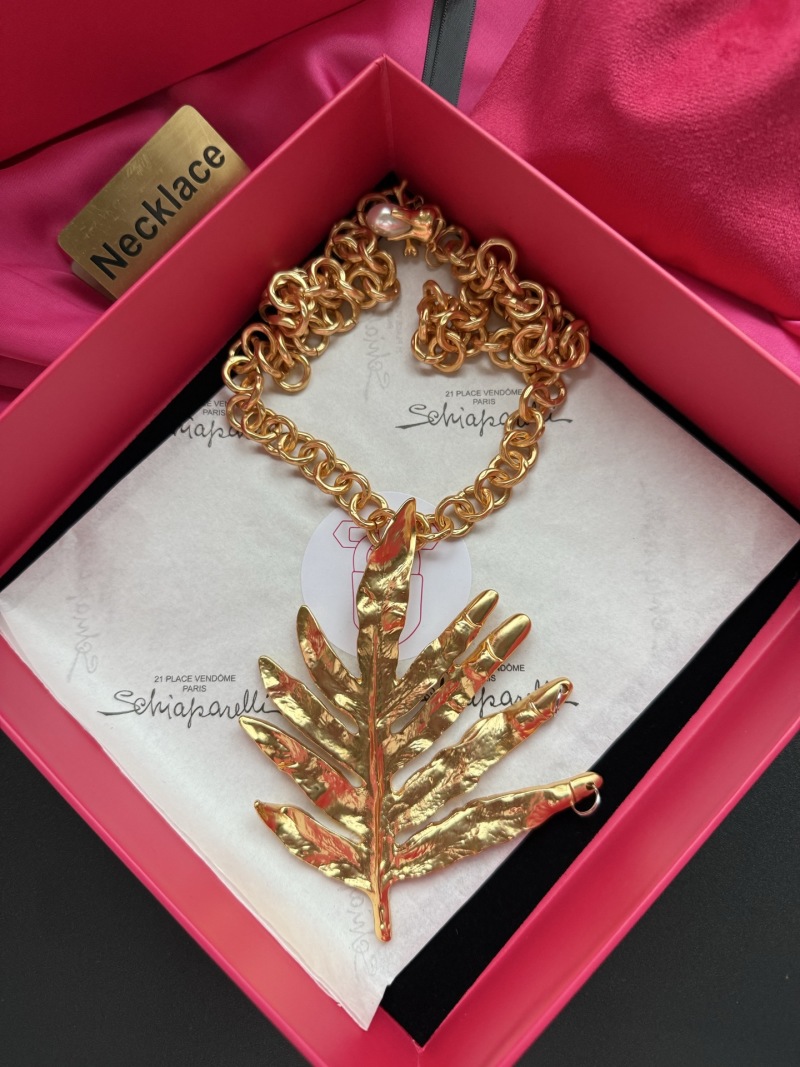 Золотистое колье с листовым подвеском Schiaparelli