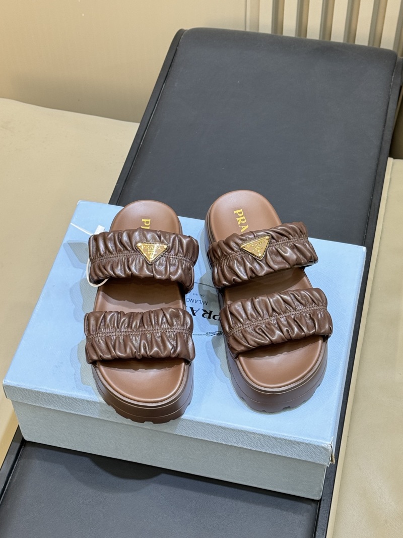 Сандалии Prada с рюшами и треугольным логотипом