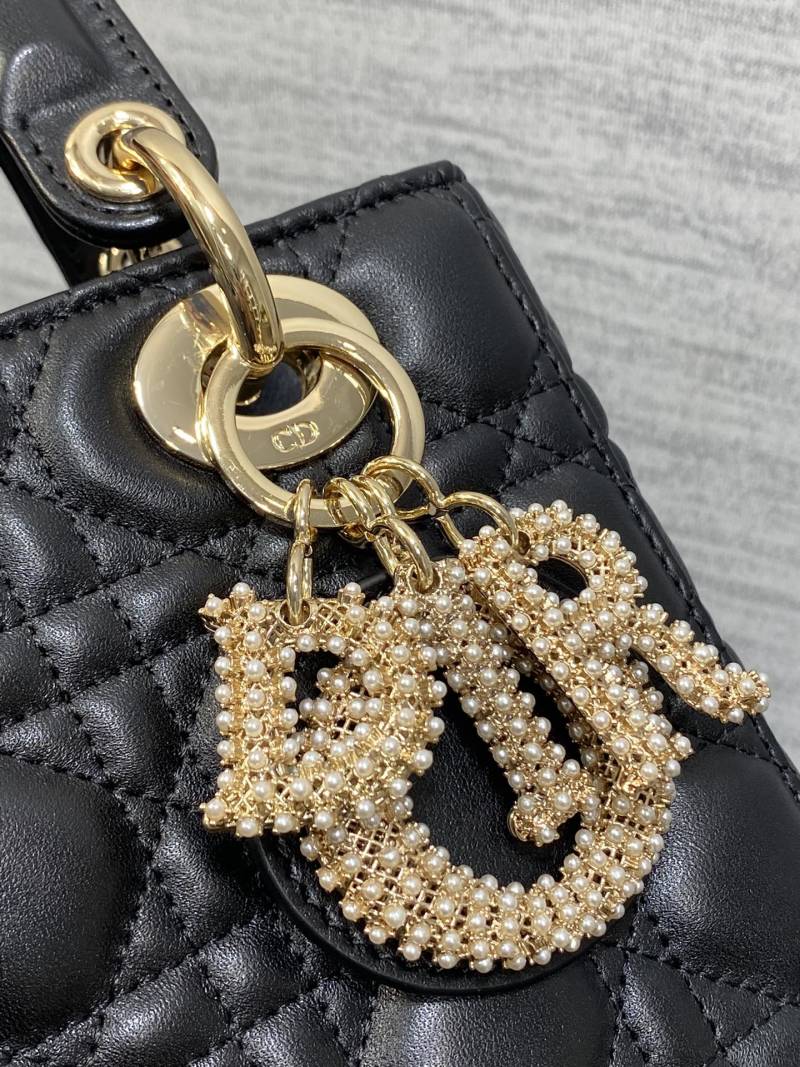 Черная сумка Lady Dior с декором